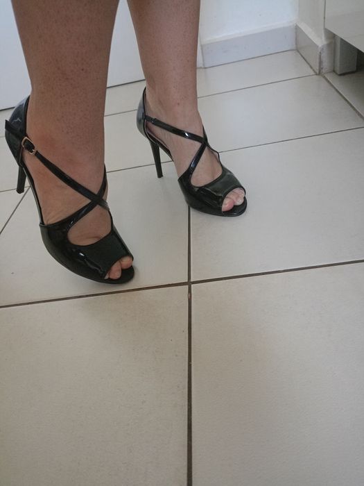Vând sandale dama pentru evenimente,in stare perfecta,mărimea 39.produ