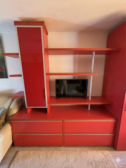 Mobila Living Roșie: Bibliotecă cu Vitrină + Dulap 2 Uși + Raft Suspendat