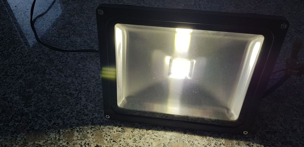 Proiector LED , poate fi folosit la interior sau exterior.