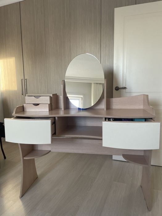 Туалетный столик (трюмо)