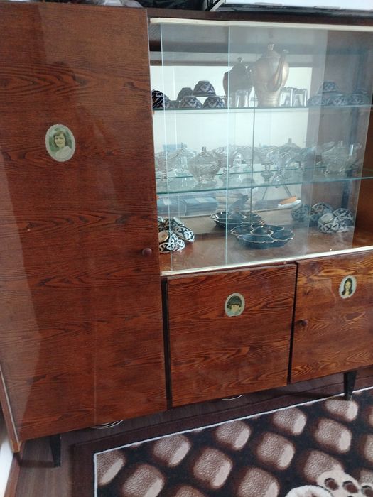 Мебель сервант сотилади