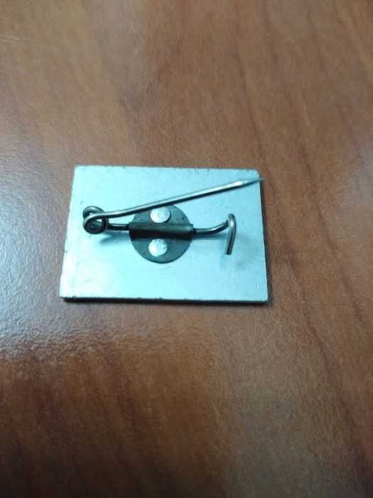 Vând sau schimb insignele din imagini,un carnet UTC si unul de pionier