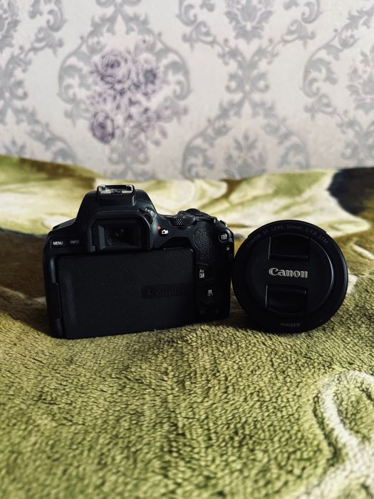 Продается Canon 250d +ПОДАРОК объектив