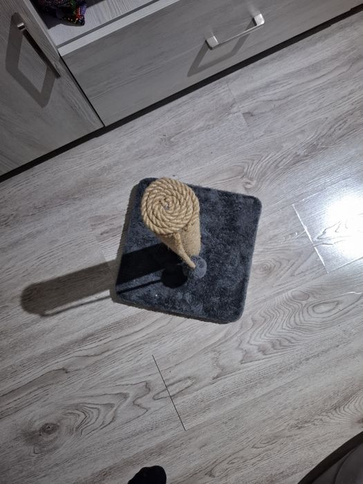 Когтеточка с игрушкой