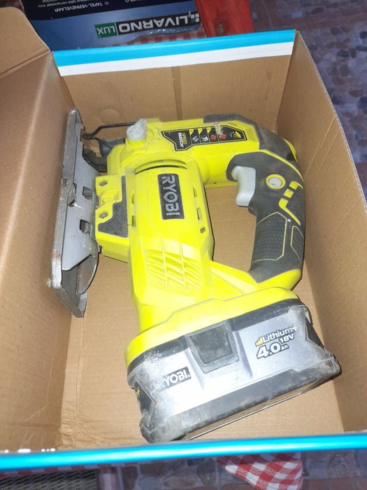 Fierăstrău electric cu acumulator