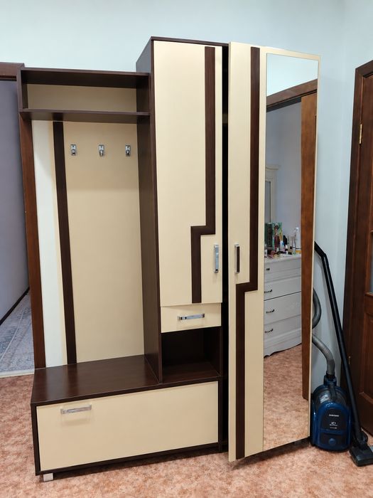Продам прихожую срочно