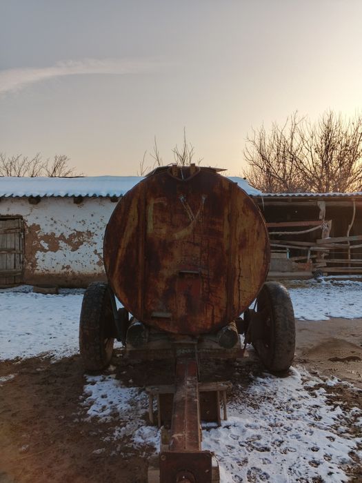 Водовоз 3тонна на ходу.