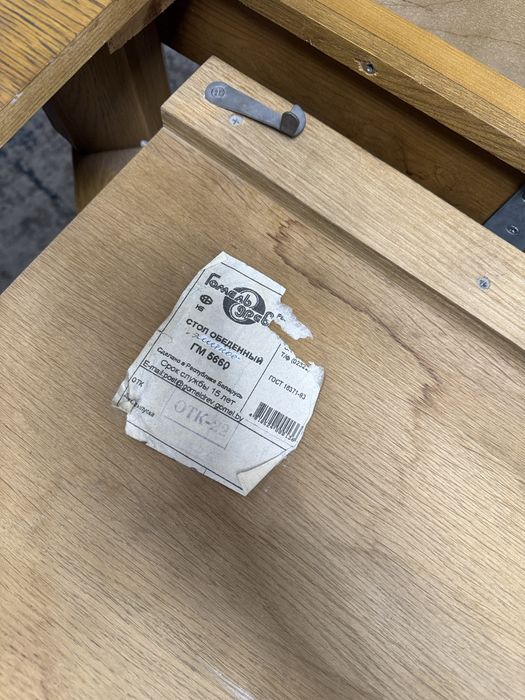 Обеденный стол из дерева