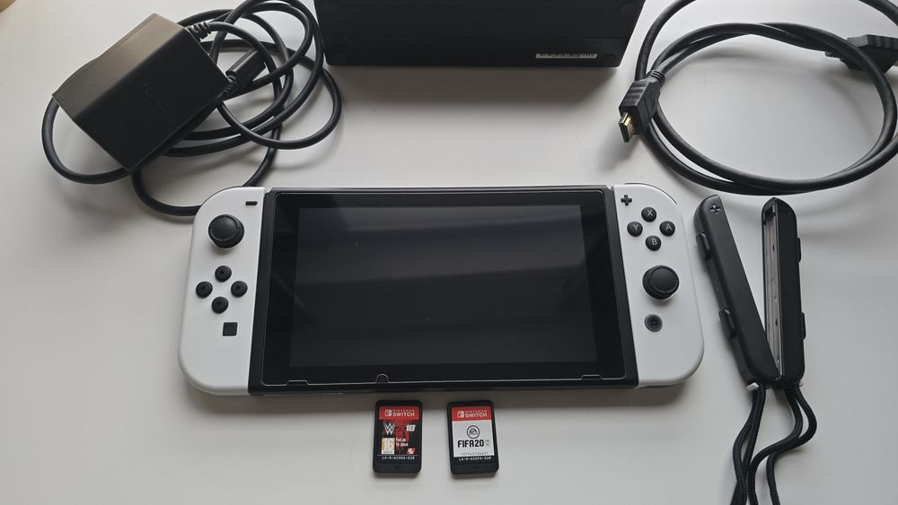 Nintendo Switch в перфектно състояние. Пълен комплект + игра по избор
