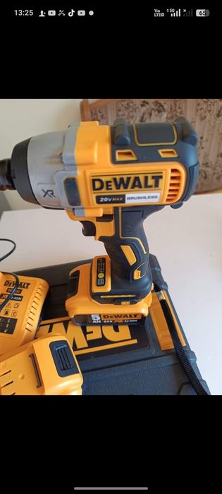 Pistol impact Dewalt cu acumulator