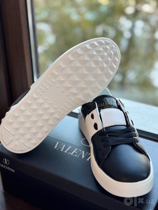 Продажа стильной мужской обуви Valentino.