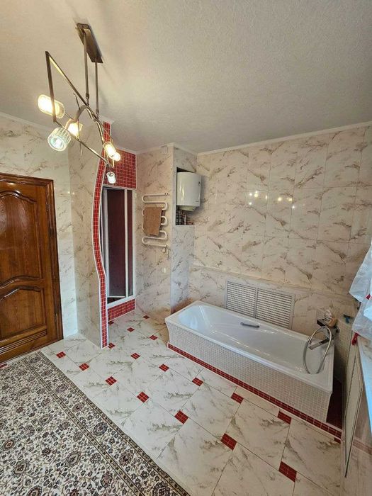 Продам большой кирпичный дом