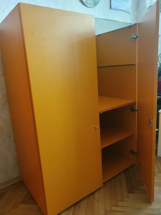 Оранжеви шкаф/витрина