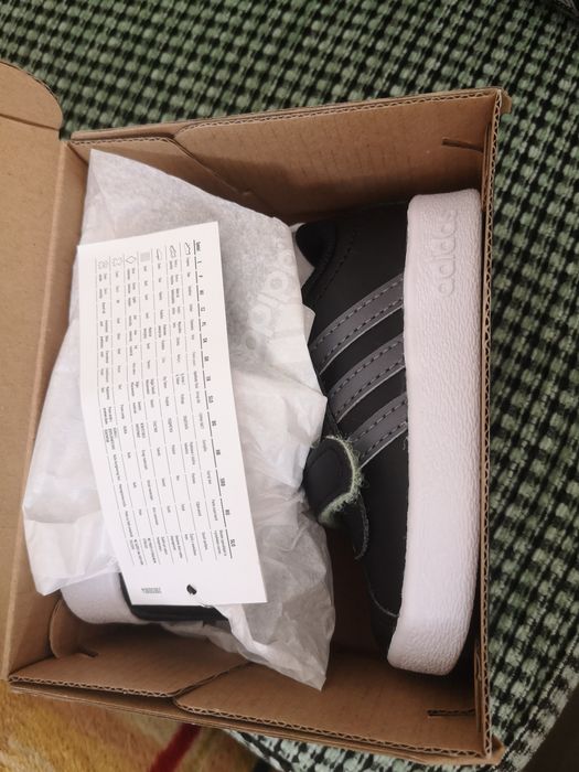 Маратонки адидас, чадър че за количка и кенгуру