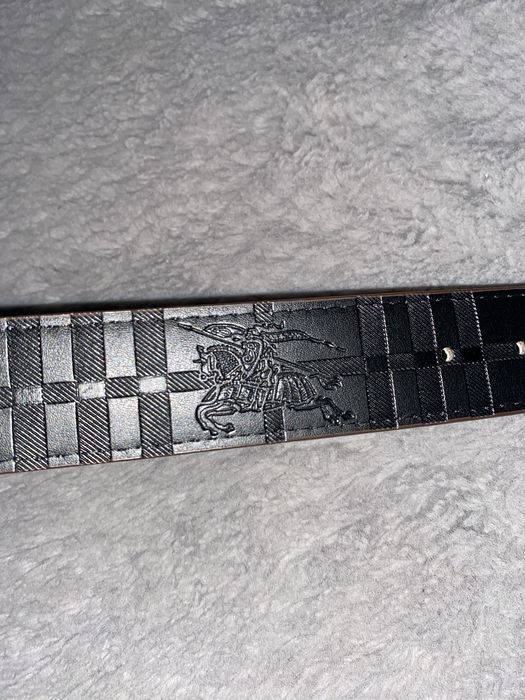 Curea Burberry model frumos