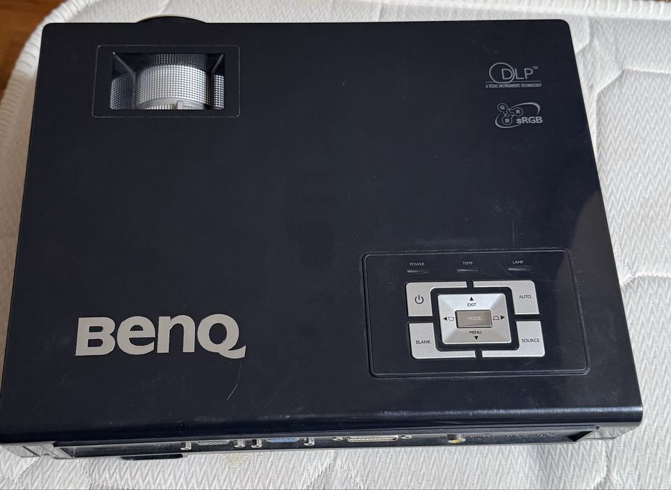 Proiector Benq MP620 si ecran de proiectie retractabil MovieLux Compac