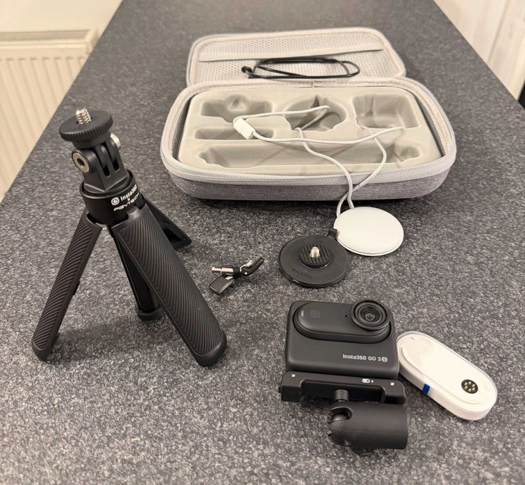 Insta360 GO 3S 128GB Travel Bundle + Quick Reader stare impecabilă