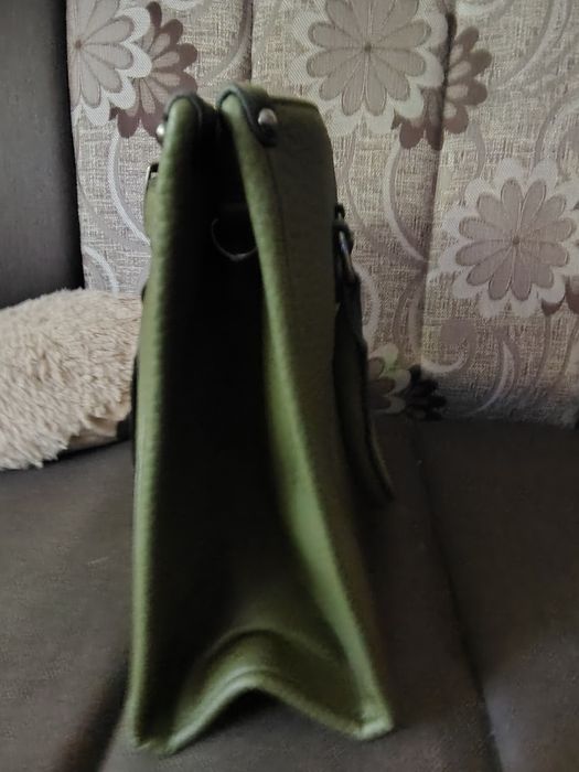 Vând geantă nouă nefolosita verde măslină