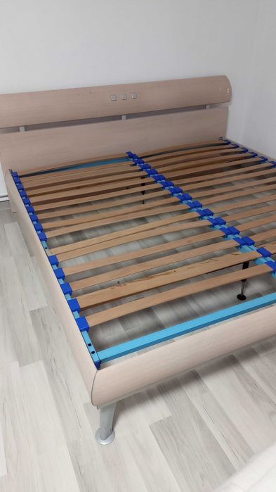 Vând pat 180/200 pret negociabil