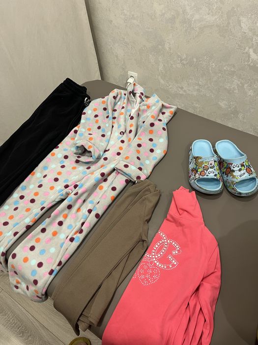 Продам 2 пакета одежды и сапоги