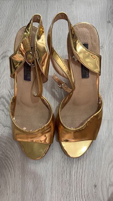 Отдам даром обувь