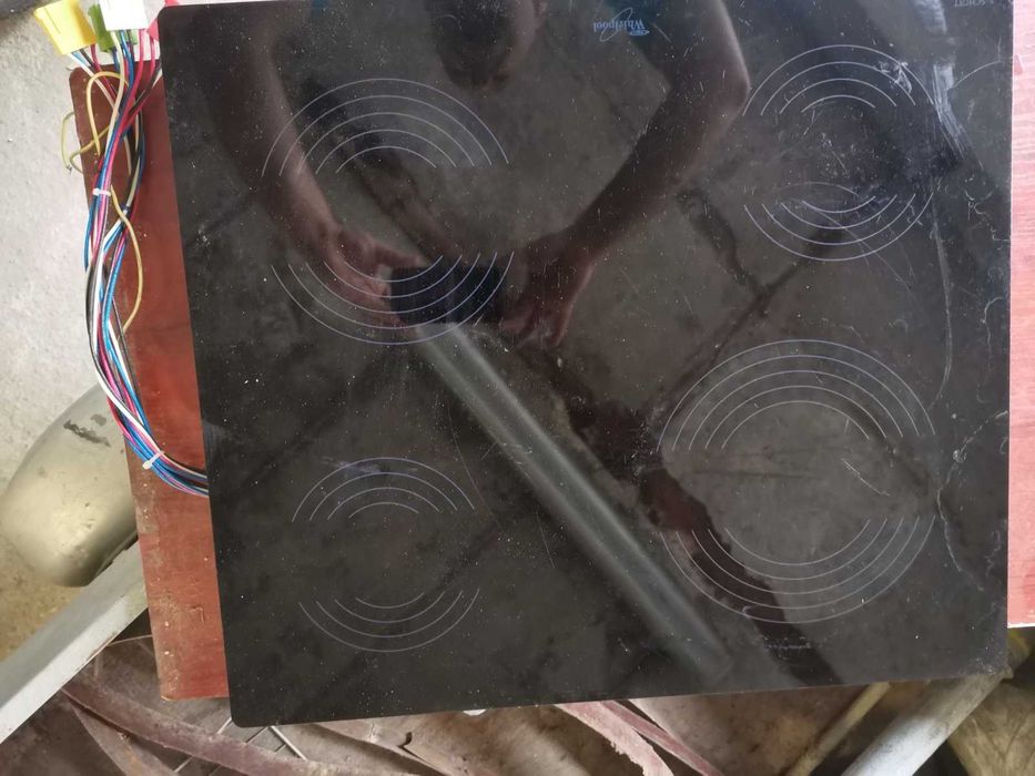 Продавам фурна с котлони Whirlpool