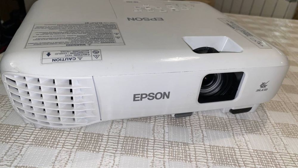 Проектор Epson EB-E01 в отличном качестве