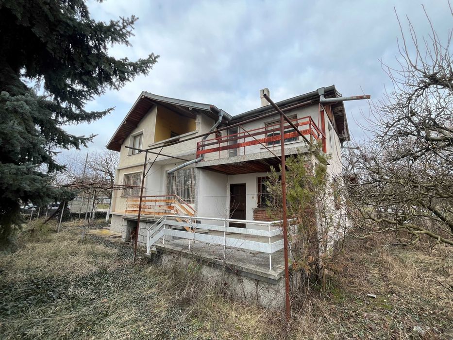 Продажба на прекрасна двуетажна вила в село Долно Сахране