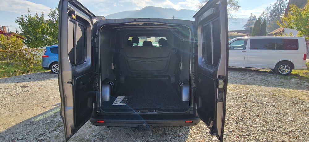 Renault Trafic III 5-6 locuri si marfa AC 2015 rate prin TBI