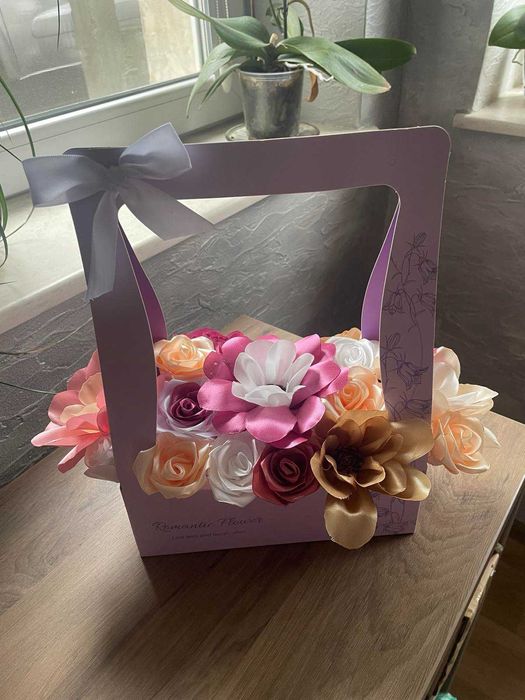 Ръчно изработени букети от сатенени панделки и восък.