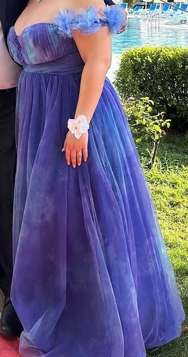 Романтична дълга рокля от тюл с омбре ефект и off-shoulder деколте