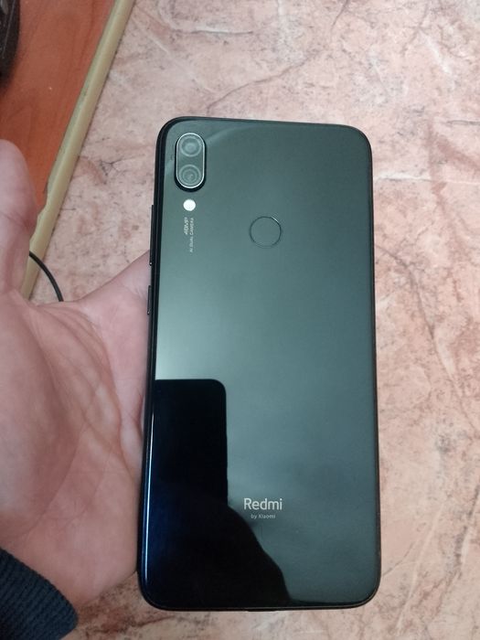 Продам телефон редми.