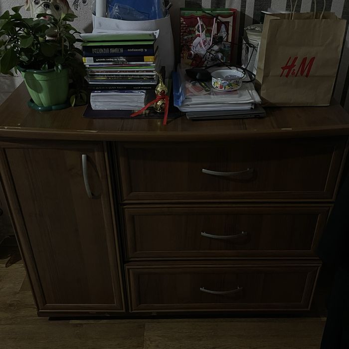 Тумбочка и шкаф для вещей