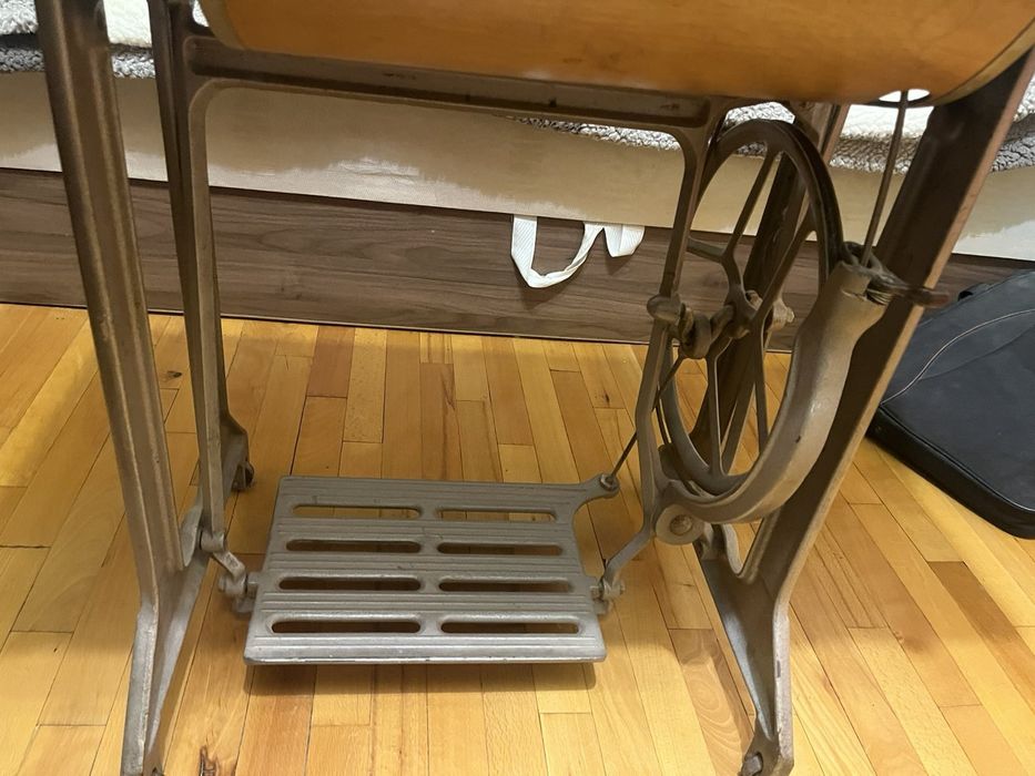 Продавам работеща руска крачна шевна машина  UNION.