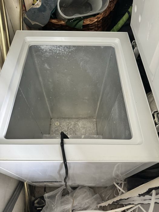 Морозильник срочно продам работаетт