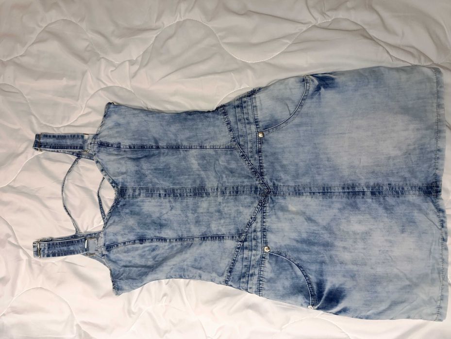 Дънкова рокля с презрамки и интересен гръб