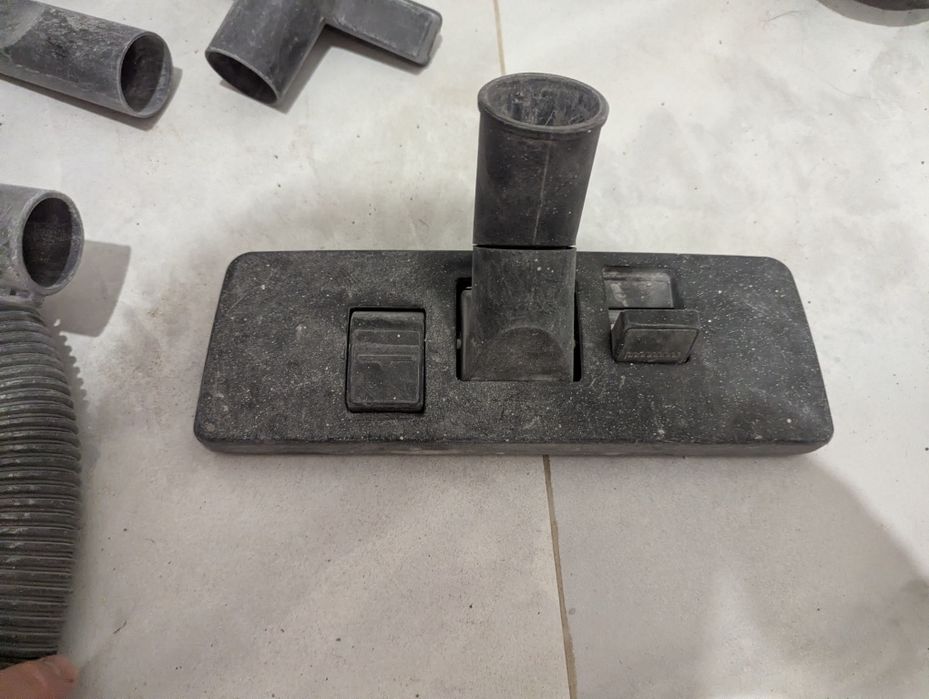 Шланг от пылесоса и три насадки