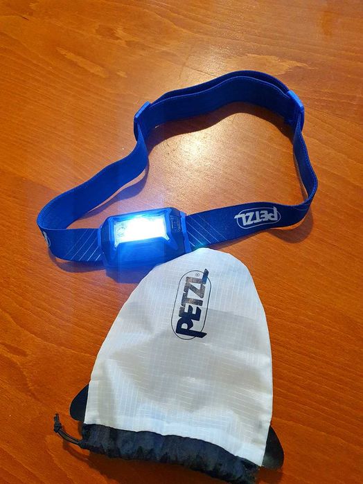 Челник Petzl със зарядна батерия и кабел