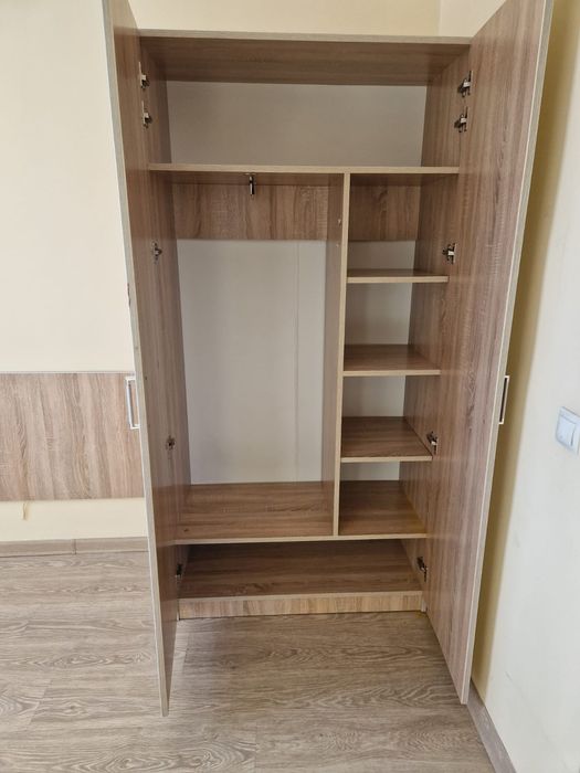 Мебель . Шкафы. Диван кожанный