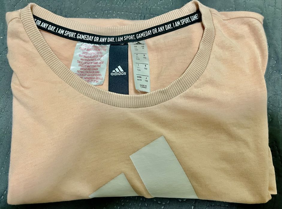 Тениска adidas, размер М, но отгаваря на С