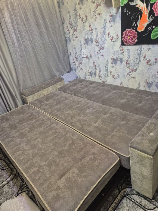 Диван продаётся. Кошек в доме не и собак тоже.