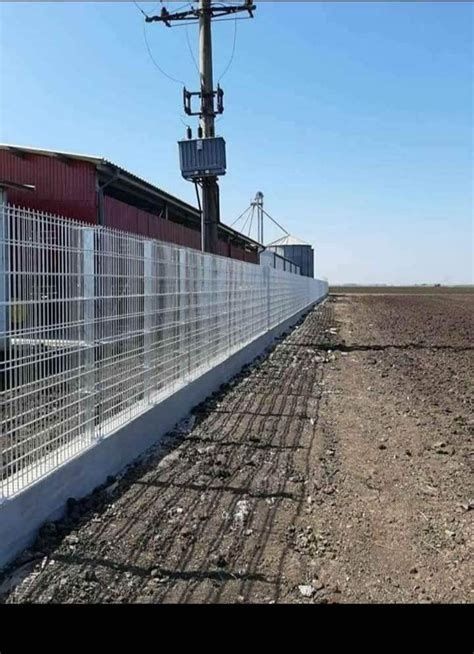 Vand garduri și porți la comanda clientului