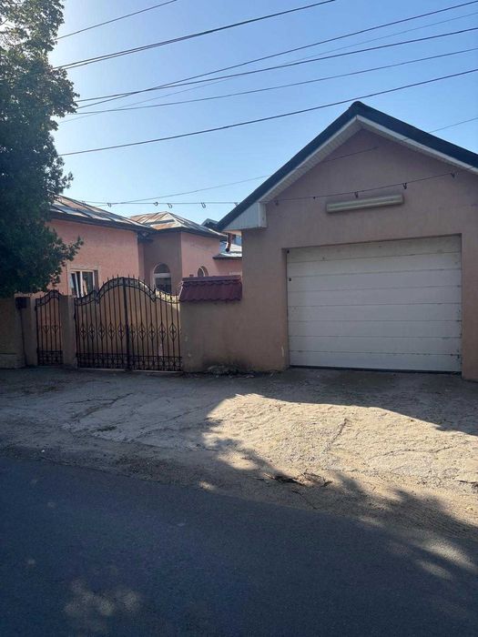 Casa de vânzare în apropierea magazinului Penny