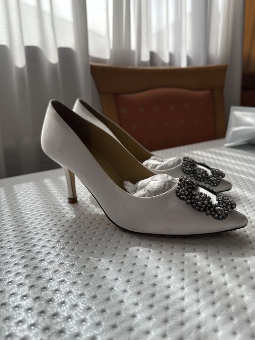 Белые туфли с камнями