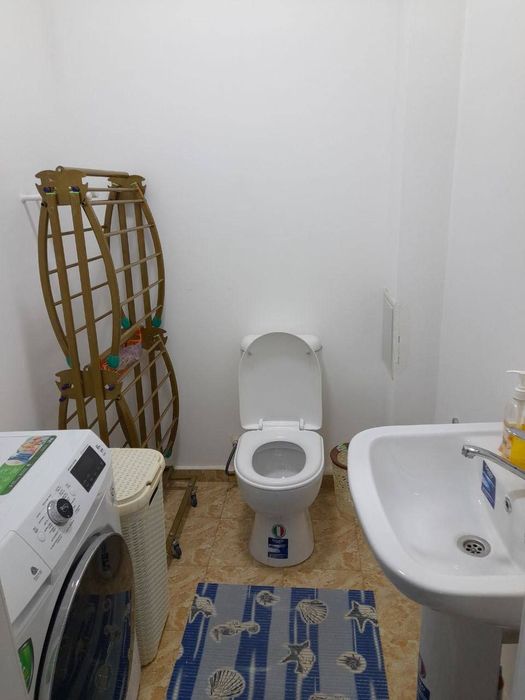 Срочно продает 2 ком.. квартира .67 мкв Азиз базар.