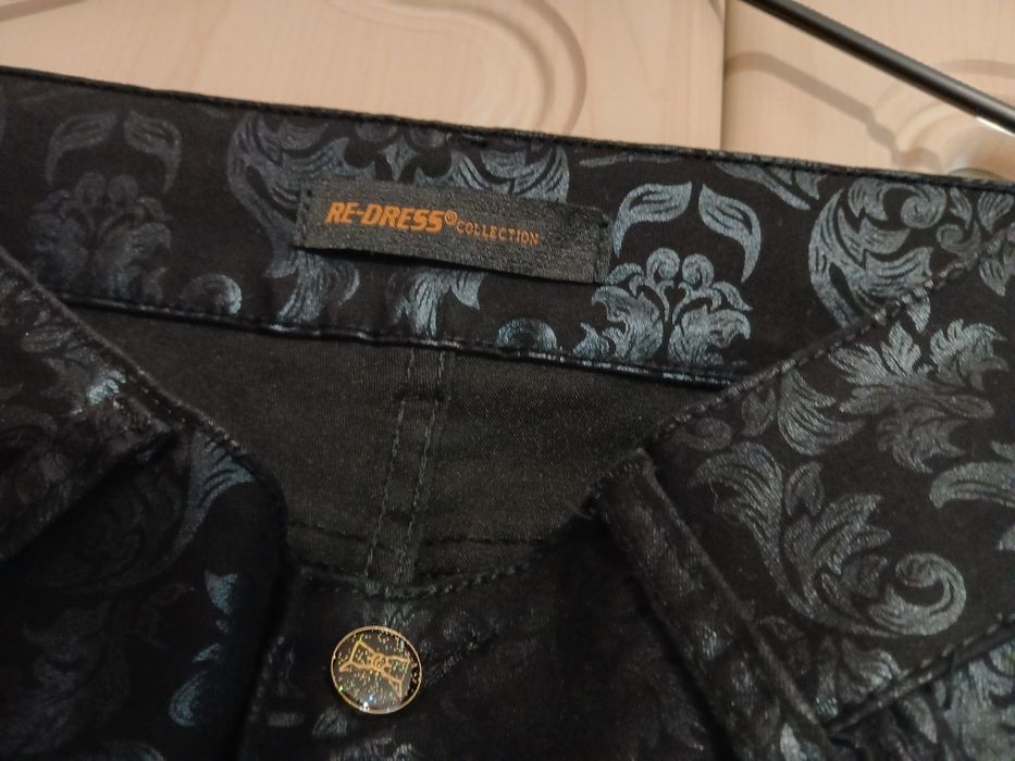 Pantalon negru cu imprimeu foarte elegant ,de damă