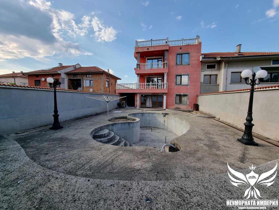 Триетажна къща 448РЗП с 410кв.м. двор в село Чешнегирово, общ.Садово