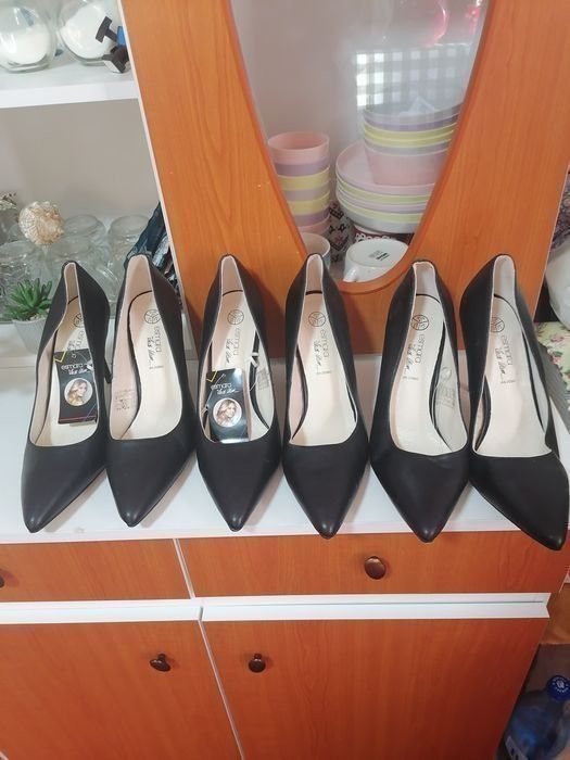 EN GROSS :75-80 perechi de pantofi damă - 550 lei