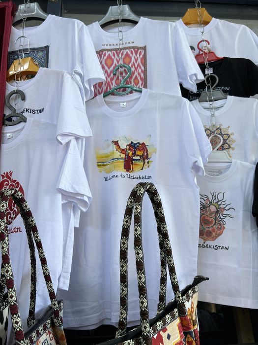 Futbolkalar har hil turdagi.adnatonny bez risunkasiz ranglari bor