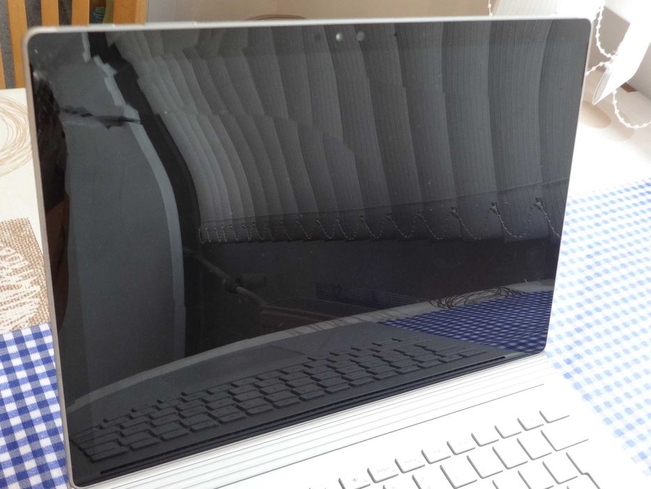 Microsoft Surface Book  i7-6600U/RAM 16GB/SSD  512GB с Пукнат екран